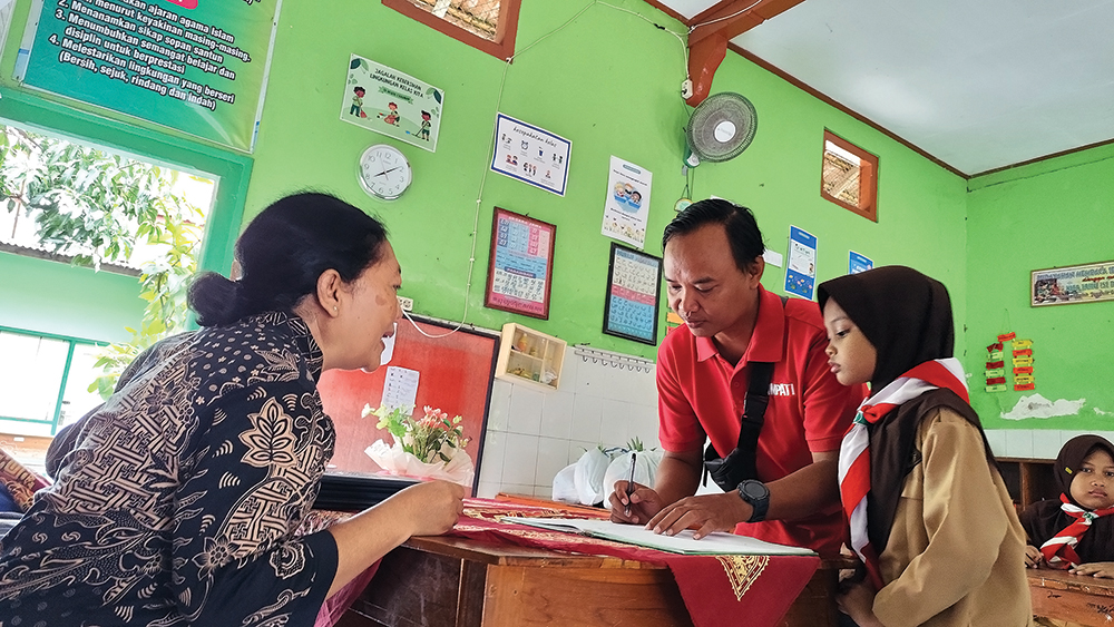 AMBIL RAPOR: Ayah salah satu siswi SDN 1 Kauman mengambil rapor kemarin. Ramai-ramai ayah ambil rapor.