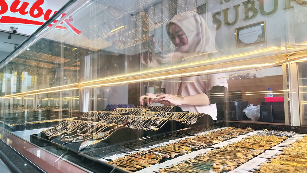 MINGGU BUKA: Karyawati Toko Emas Subur tidak libur di hari Minggu.