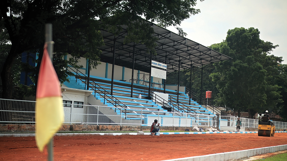 KANDANG LASKAR SINGO BARONG: Pekerja memperbaiki Stadion Anjuk Ladang kemarin. Stadion ini akan digunakan Persenga sebagai kandang di babak 32 besar Liga 4 Jawa Timur tahun 2025.