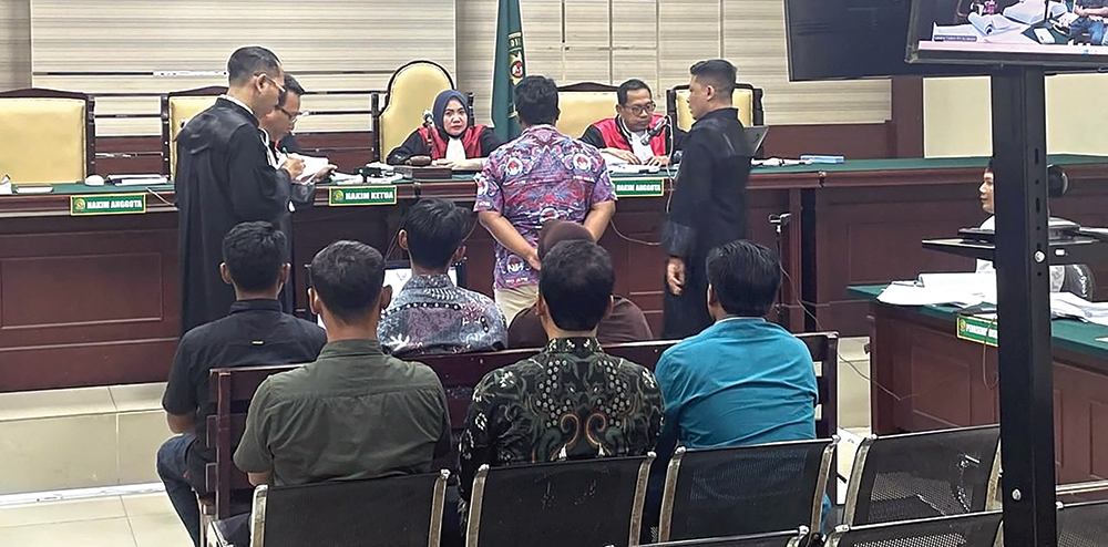 BUKTIKAN DAKWAAN: Tujuh saksi perangkat desa memberi keterangan saat sidang dengan terdakwa Kades Yulianto.