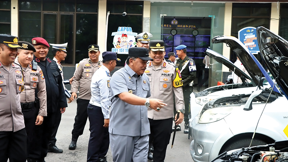 PENGAMANAN NATARU: Bupati Marhaen dan Kapolres AKBP Henri Noveri Santoso saat apel Operasi Lilin Semeru.