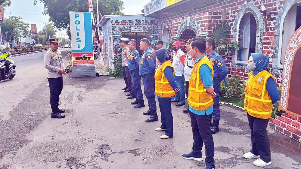 MENARIK: Polres Nganjuk membangun Benteng Takeshi di Pos Pujahito saat libur Nataru.
