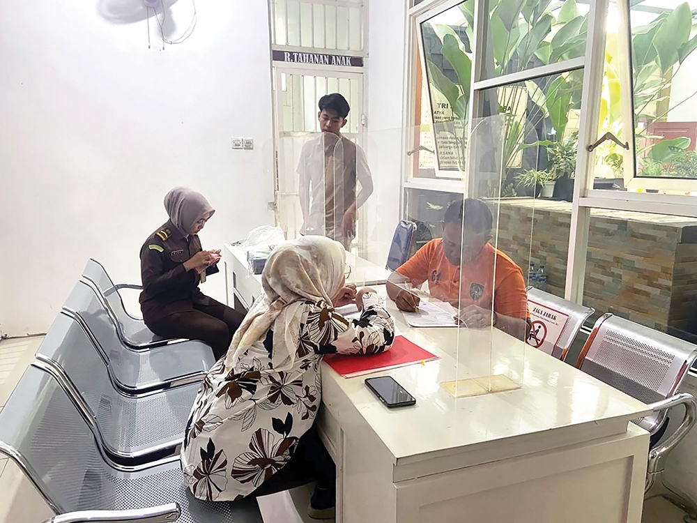 PELIMPAHAN: M. Ali Widodo, perampok sadis menandatangani berkas pelimpahan dirinya di kejaksaaan.