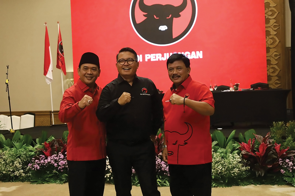 OPTIMIS: Ketua DPC PDI Perjuangan Kabupaten Nganjuk Marhaen Djumadi (kanan) memasang target meraih minimal 14 kursi DPRD.