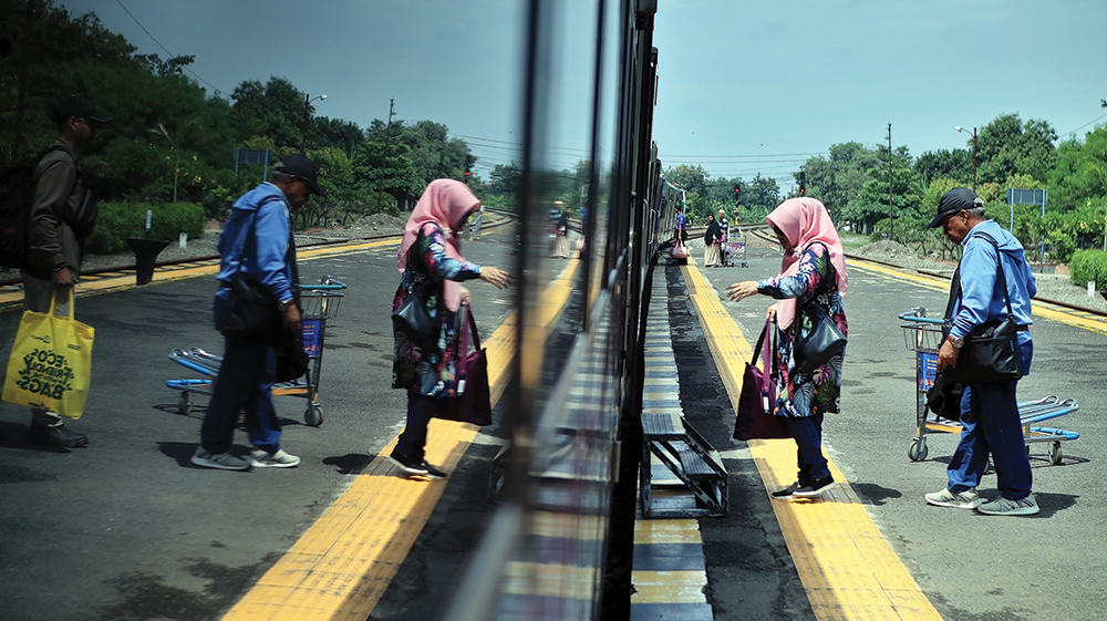 LIBUR PANJANG: Calon penumpang naik kereta api (KA) di Stasiun Nganjuk kemarin. Penumpang KA membeludak saat libur Natal dan Tahun Baru 2026.