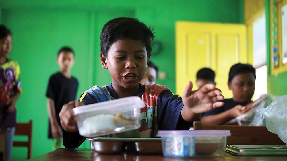 GRATIS: Siswa SDN Drenges mengambil jatah Makan Bergizi Gratis (MBG) di sekolah kemarin.