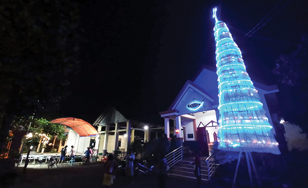 MERIAHKAN NATAL: Pohon Natal raksasa di Gereja Aditoya memikat jemaat saat Natal.