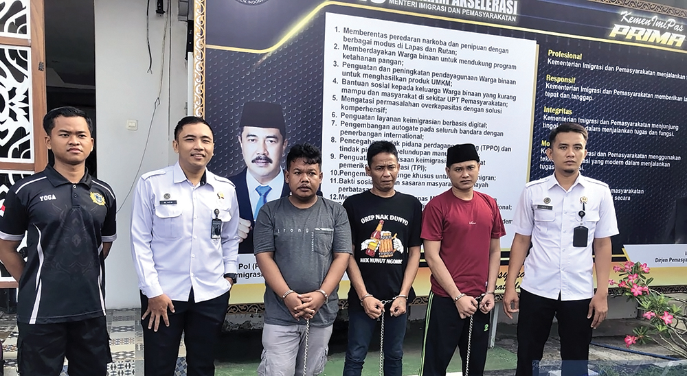 Rumah Tahanan (Rutan) Kelas IIB Nganjuk memindahkan tiga narapidana berpidana tinggi ke Lembaga Pemasyarakatan (Lapas) Kelas I Madiun, kemarin (24/12).