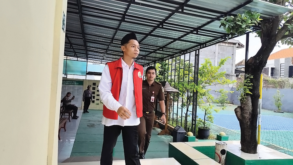 RESIDIVIS: Agil setelah sidang di PN Nganjuk kemarin. Dia dituntut 5 tahun penjara karena merampok Indomaret.