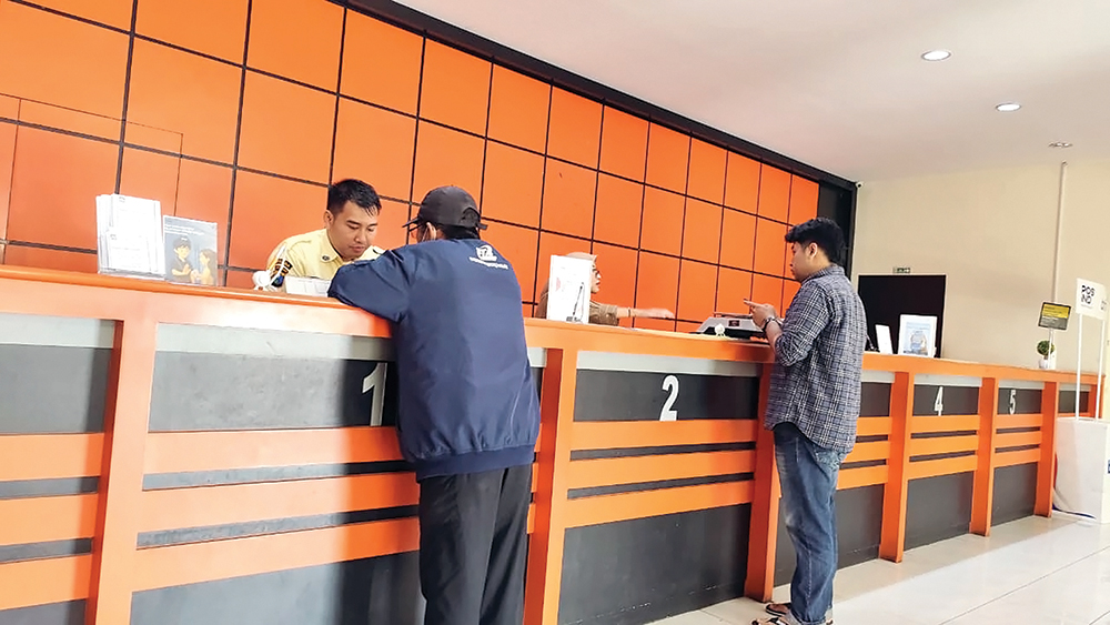 PENCAIRAN: Pegawai Kantor Pos melayani pelanggan. Ribuan  warga Nganjuk tidak mencairkan BLT Kesra tahap pertama.