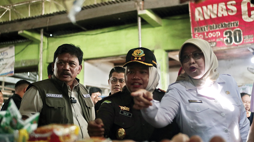 SIDAK PASAR: Bupati Marhaen Djumadi, Kajari Ika Mauliddhina, Kepala Disperindag Sri Handariningsih sidak harga sembako menjelang Nataru di Pasar Wage Nganjuk kemarin.