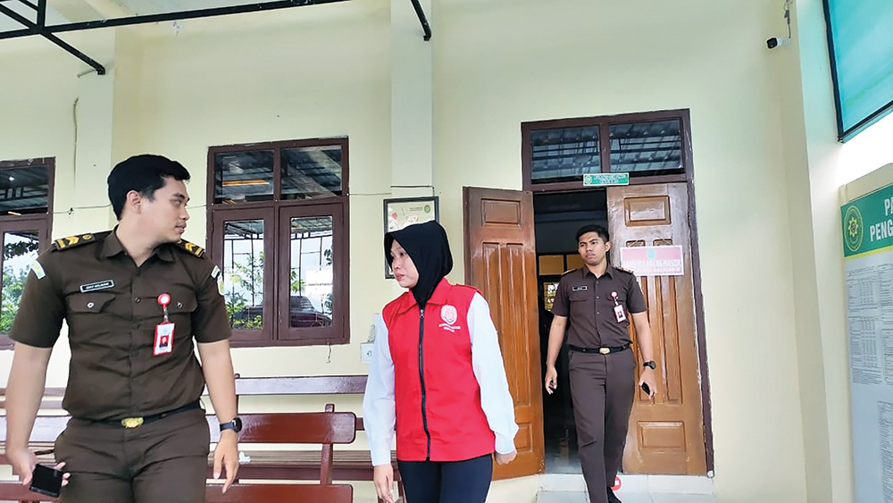 Mencampur pil dobel L ke dalam makanan dinilai sebagai penyalahgunaan obat dan pelanggaran Undang-Undang Pangan.
