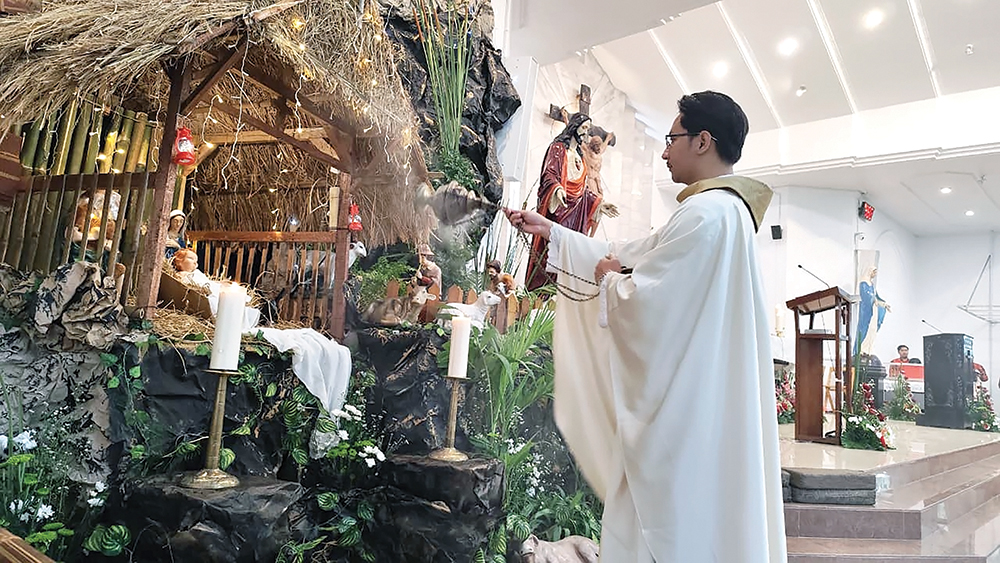 RAYAKAN NATAL: Perayaan Natal di Gereja St Paulus Nganjuk berlangsung aman dan lancar. Polisi jaga ketat semua gereja agar umat Kristiani bisa beribadah dan merayakan Natal dengan
