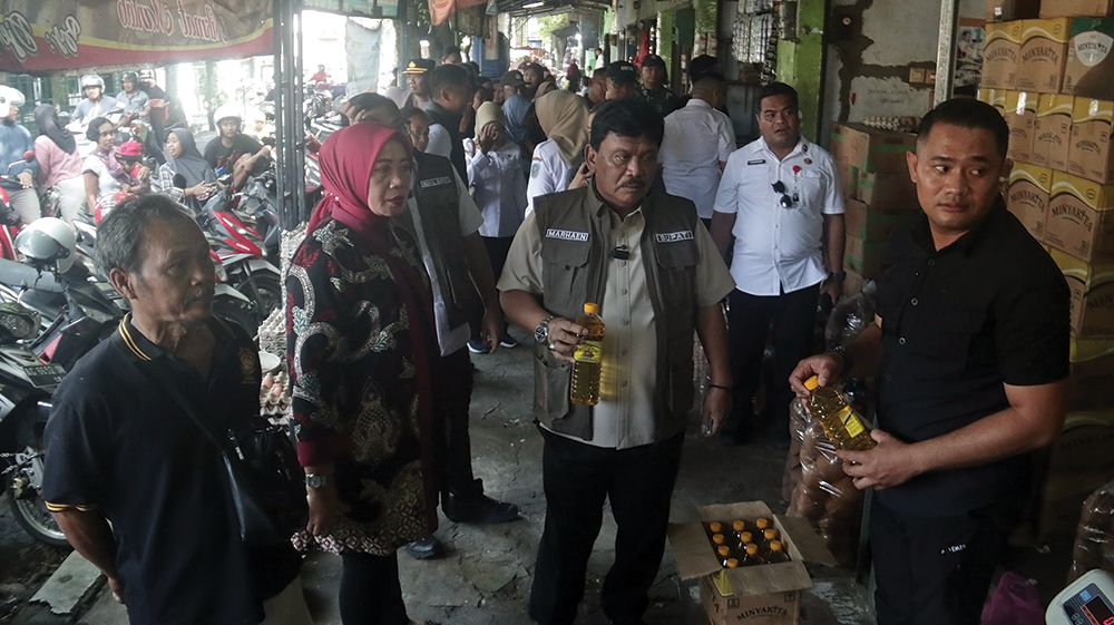 AWASI HARGA SEMBAKO: Bupati Marhaen Djumadi dan forkopimda saat cek harga sembako di Pasar Wage.