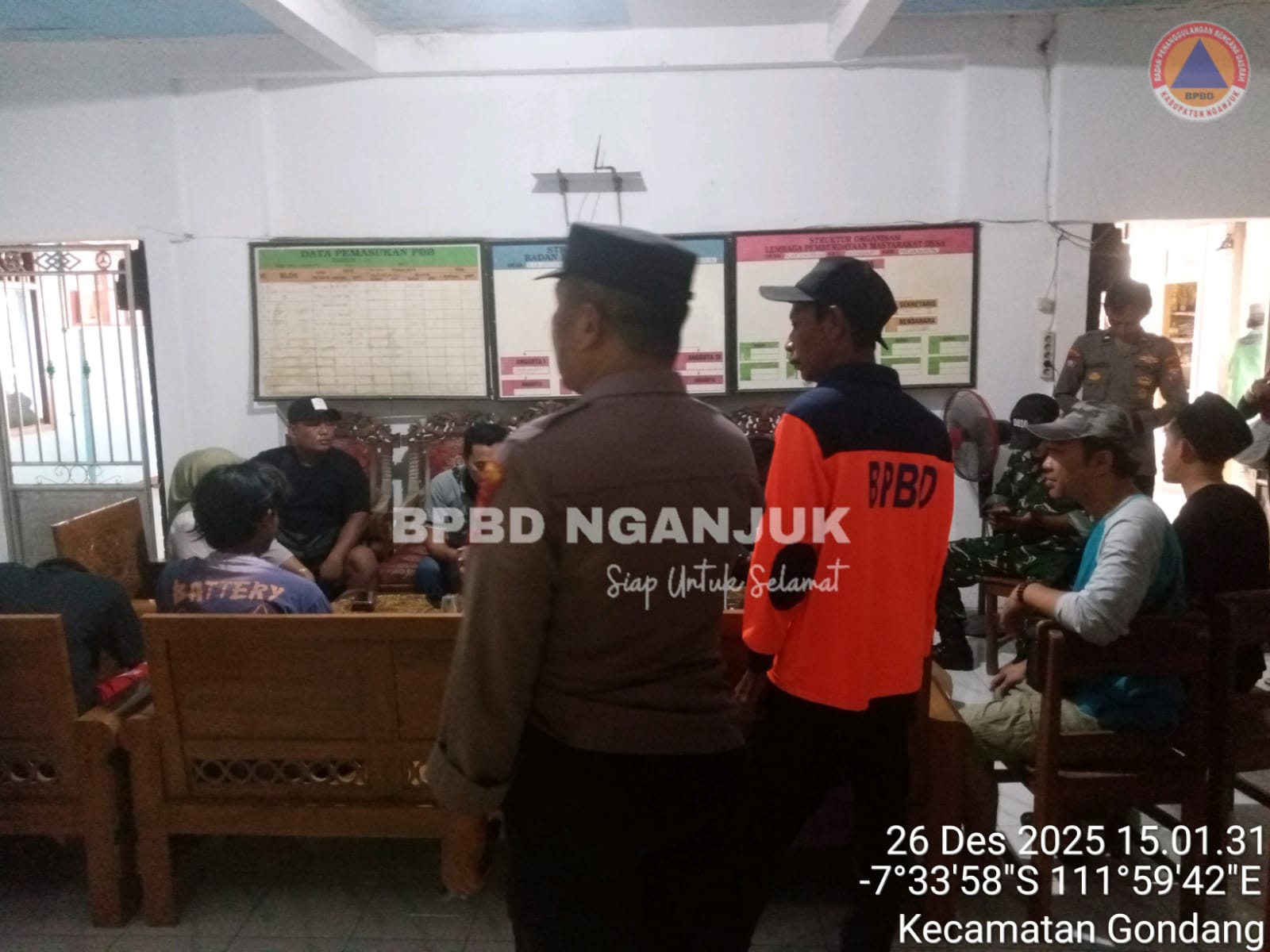 Petugas BPBD Nganjuk melakukan asesmen pada kejadian remaja hanyut di Desa Karangsemi
