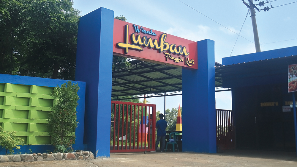 Pengunjung bisa berenang di sana dengan harga tiket masuk sangat terjangkau.