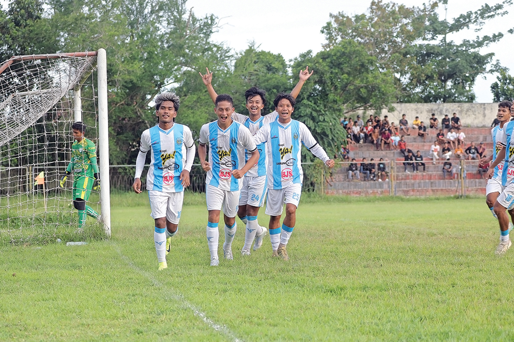 SONGSONG 32 BESAR: Pemain Persenga merayakan gol ke gawang Perseta saat uji coba. Persenga percaya diri hadapi babak 32 besar.