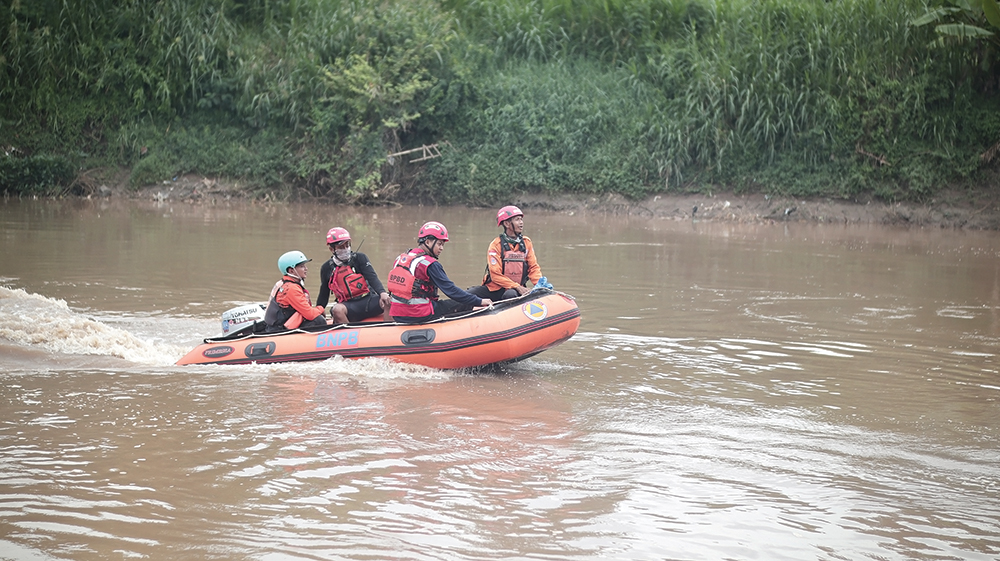 CARI KORBAN TENGGELAM: BPBD Kabupaten Nganjuk menyisir Sungai Widas untuk mencari Aska yang tenggelam. Aska ditemukan meninggal dunia karena tak bisa berenang.
