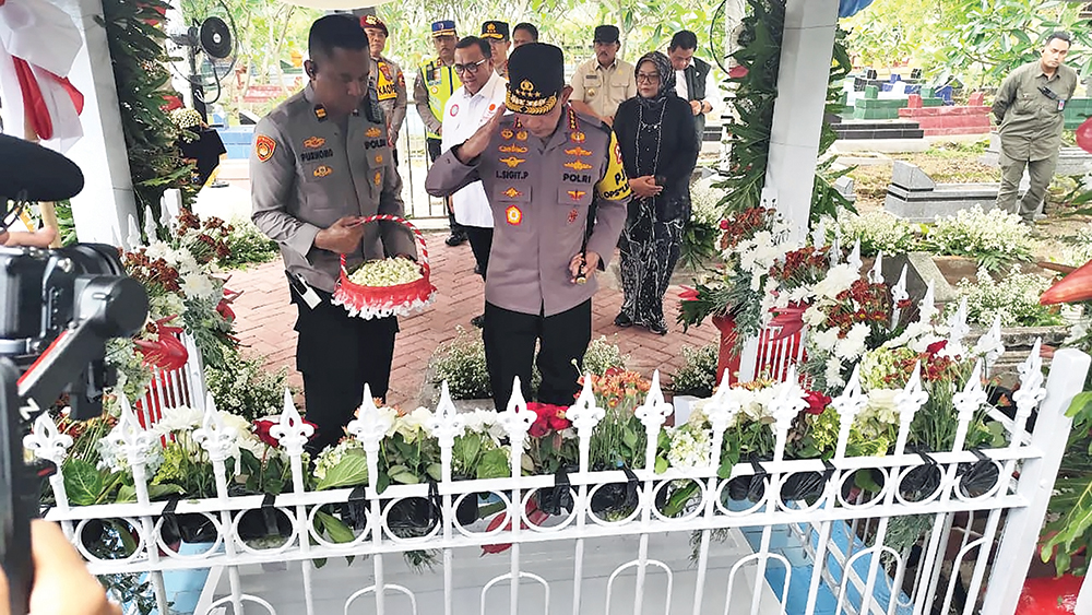 PAHLAWAN BURUH: Kapolri Jenderal Polisi Listyo Sigit Prabowo berziarah di Makam Marsinah. Pembangunan museum dimulai.