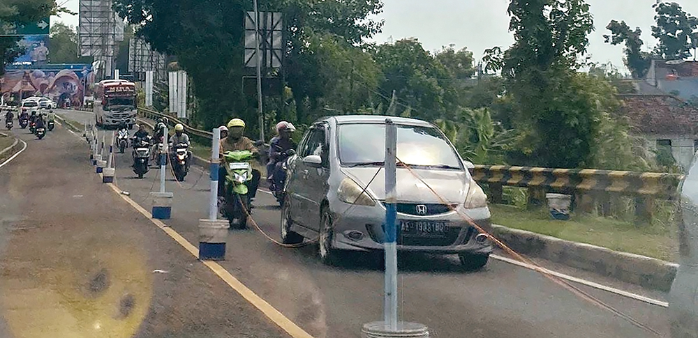 WASPADAI MACET NATARU: Tali tolo-tolo dipasang mulai Mengkreng hingga Kertosono untuk mencegah kemacetan saat libur panjang Natal dan Tahun Baru 2026.