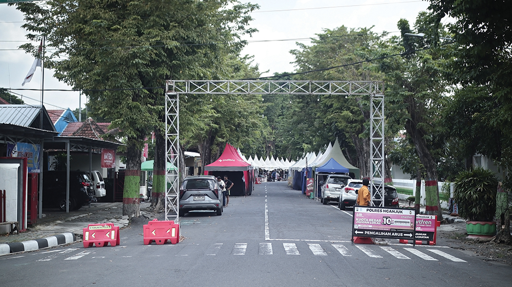PERSIAPAN PELANTIKAN: Jalan di sekitar Alun-Alun Nganjuk dipasang tenda UMKM kemarin. Hari ini Bupati Marhaen Djumadi melantik 2.247 tenaga honorer jadi PPPK Paruh Waktu.