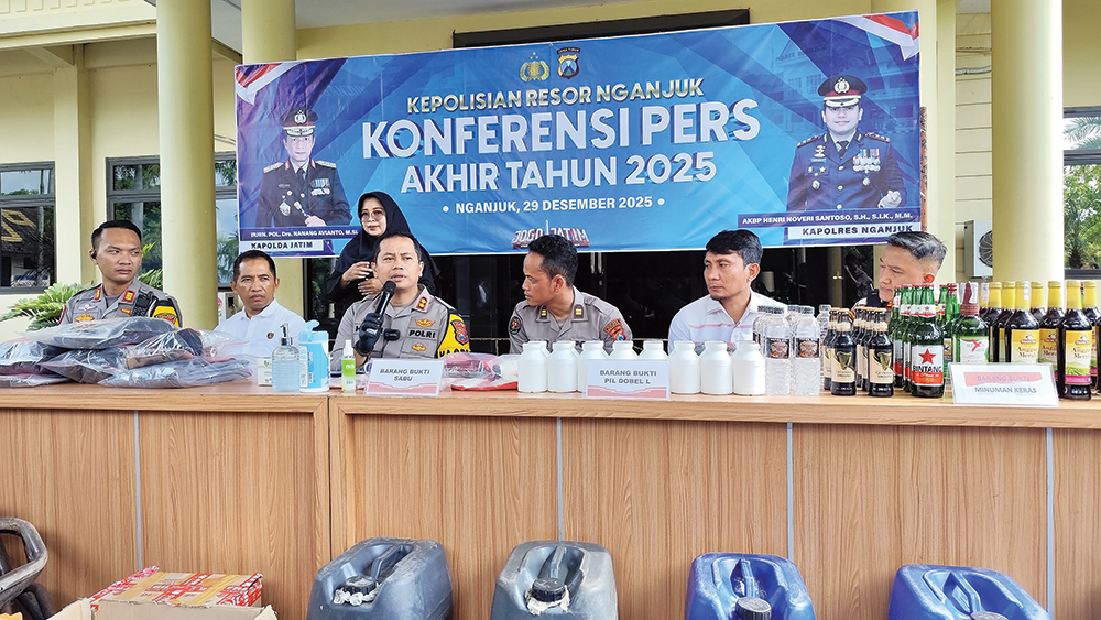 KONFERENSI PERS: Kapolres Nganjuk AKBP Henri Noveri Santoso memaparkan ungkap kasus kejahatan 2025.