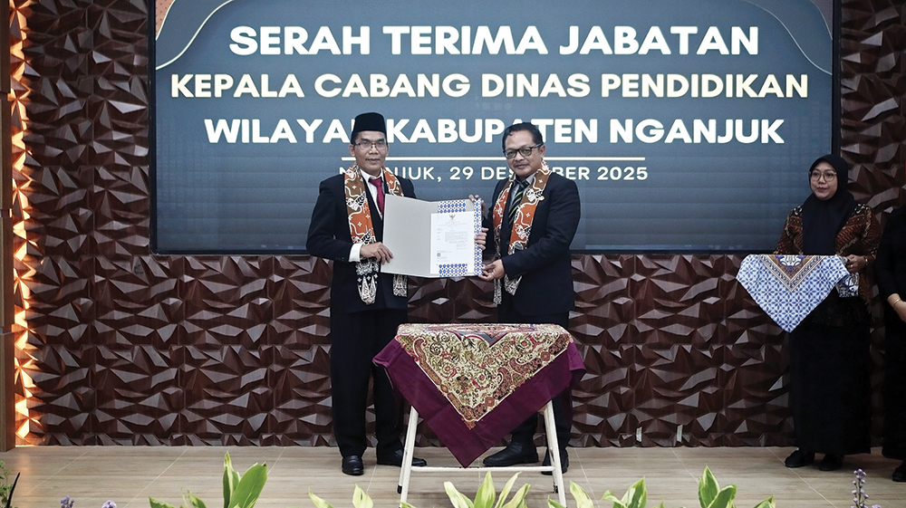 SERTIJAB KACABDINDIK: Ardiyanto (kiri) dan Iwan Triyono setelah teken berita acara.