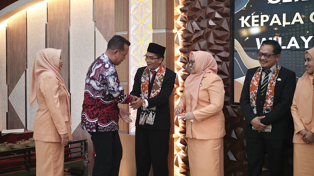 SELAMAT BERTUGAS: Kacabdindik Jatim Wilayah Nganjuk Ardiyanto mendapat ucapan selamat  dari kepala sekolah dan pegawai setelah sertijab di SMKN 1 Nganjuk.