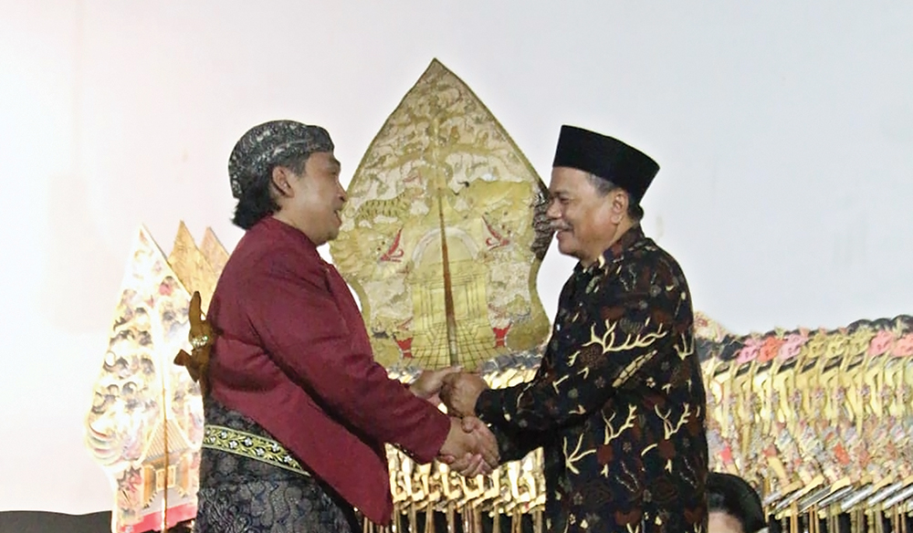 SEMARAK: Kepala SMK PGRI 1 Nganjuk Lukman menyerahkan gunungan pada Ki Anom Dwijokangko.
