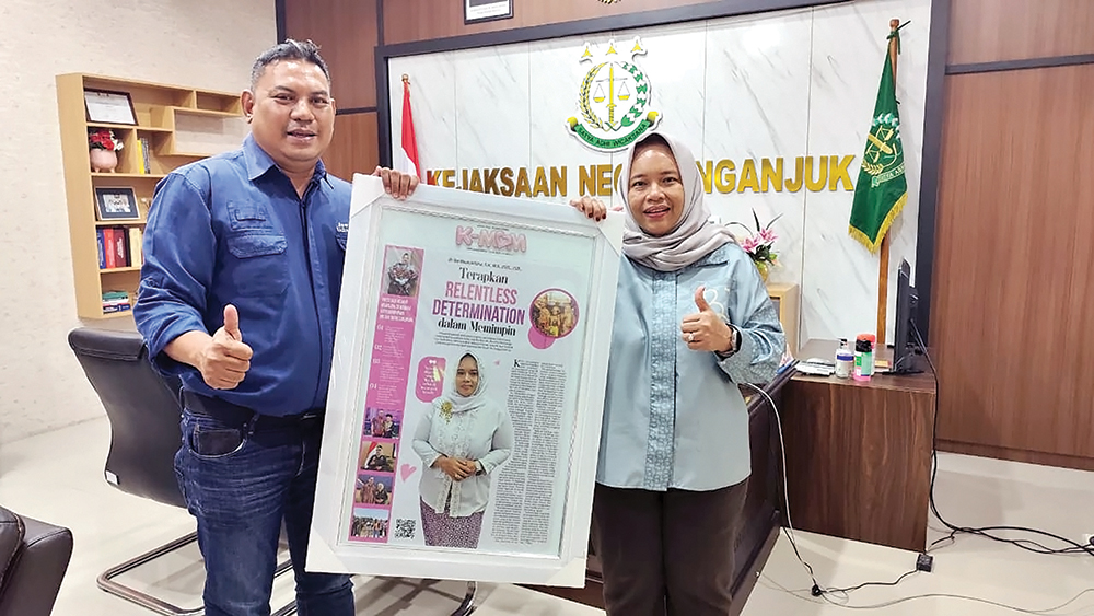 PINDAH TUGAS: Manajer Jawa Pos Radar Nganjuk Rully Prasetyo memberi cenderamata edisi Hari Ibu 2025 pada Kajari Ika.