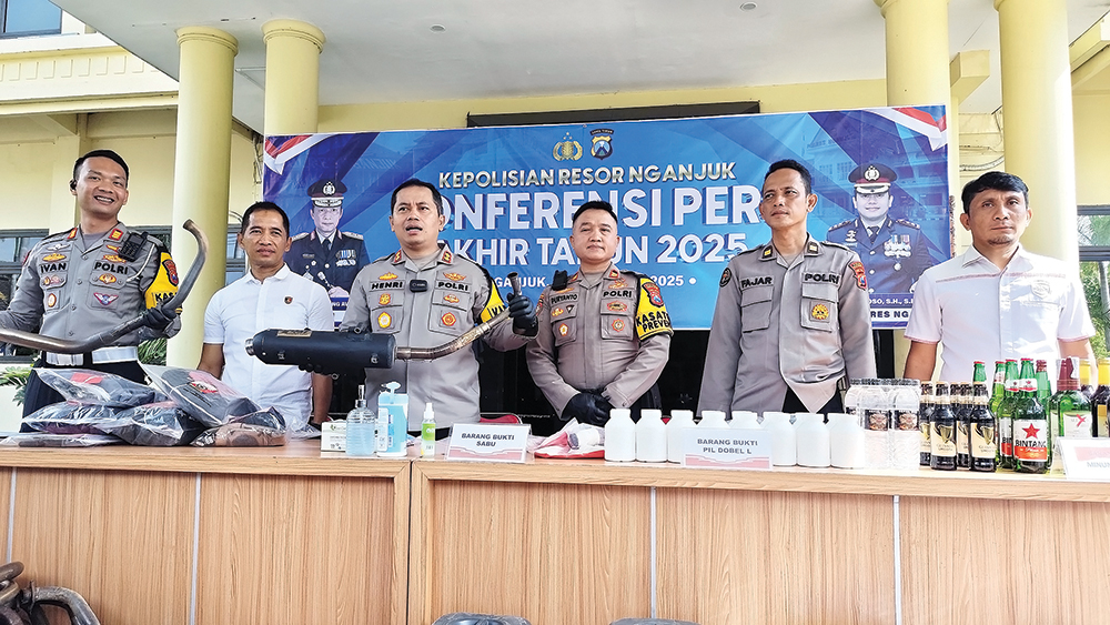 PELANGGARAN LALIN: Kapolres Nganjuk AKBP Henri Noveri Santoso menunjukkan knalpot brong yang disita saat konferensi pers di akhir tahun 2025.