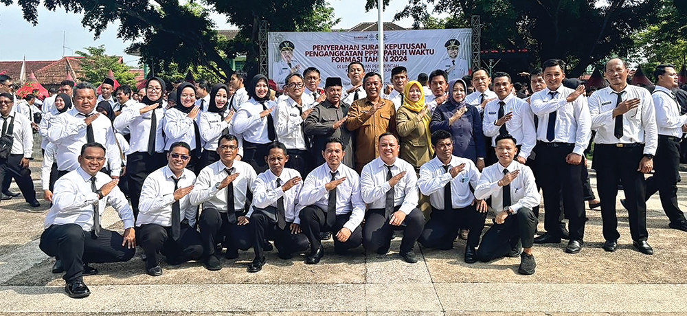 BERBAHAGIA: Honorer Sekretariat DPRD Nganjuk foto bersama setelah pelantikan PPPK paruh waktu kemarin.