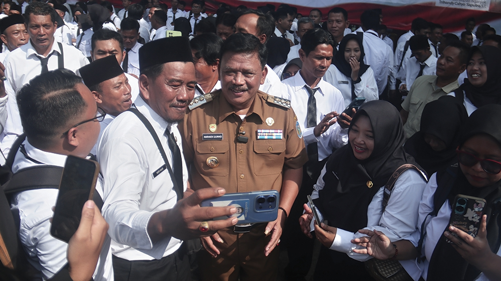 PELANTIKAN PPPK: Ribuan tenaga honorer berebut foto dengan Bupati Marhaen Djumadi setelah pelantikan Pegawai Pemerintah dengan Perjanjian Kerja (PPPK) paruh waktu kemarin.