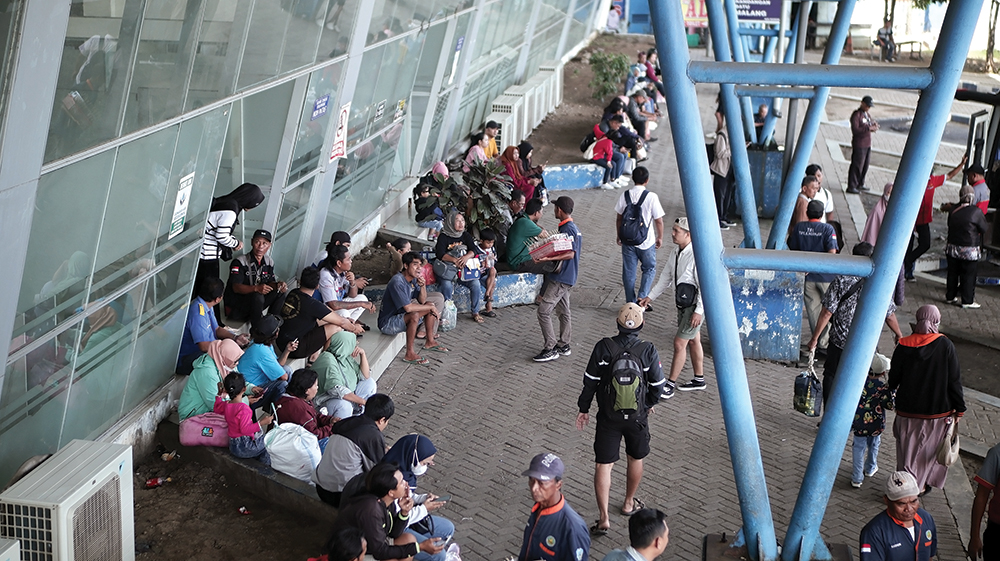 MELONJAK: Calon penumpang bus memenuhi Terminal Anjuk Ladang kemarin. Libur Natal dan Tahun Baru 2026 membuat calon penumpang bus jurusan Jogjakarta dan Surabaya melonjak drastis.
