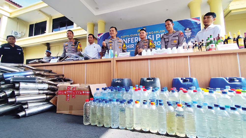 BERBAHAYA: Miras ilegal diamankan sebagai barang bukti saat konferensi pers.
