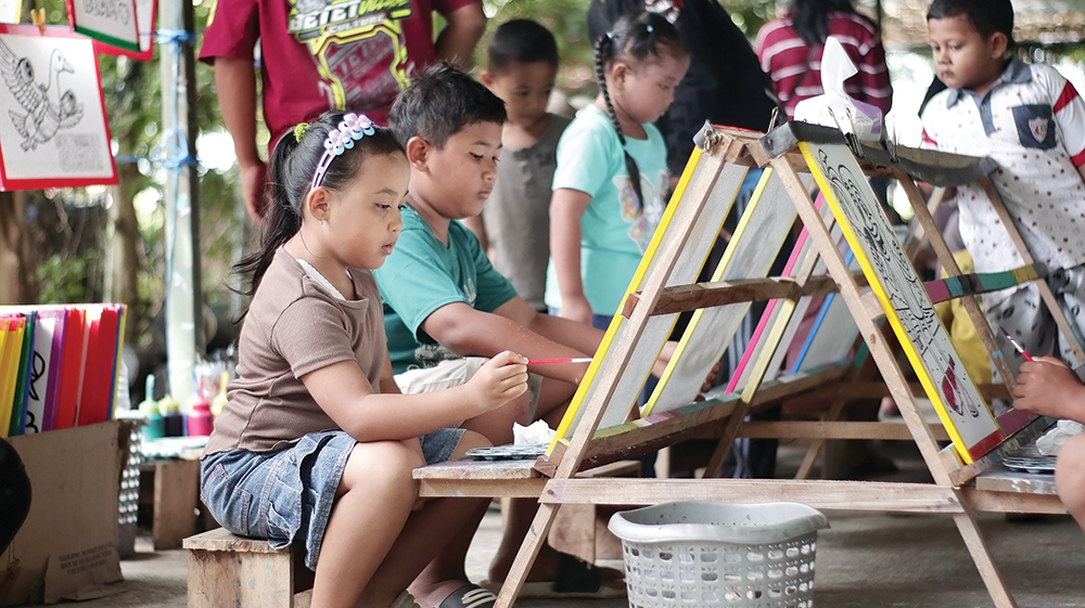 SEMAKIN RAMAI: Anak-anak mewarnai di Wisata Tani Betet, Desa Betet, Kecamatan Ngronggot saat tahun baru.