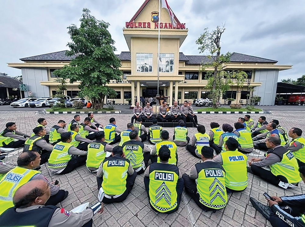 SIAGA: Kasatlantas Polres Nganjuk AKP Ivan Danara Oktavian memberi pengarahan pada petugas.