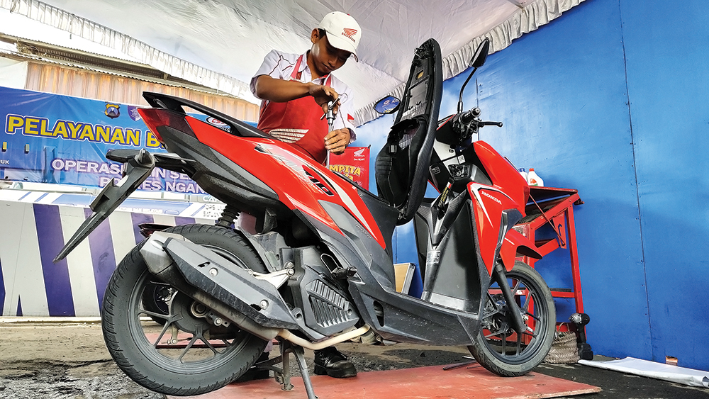 CEGAH MOGOK: Bengkel motor disediakan di Pos Pelayanan Pujahito.