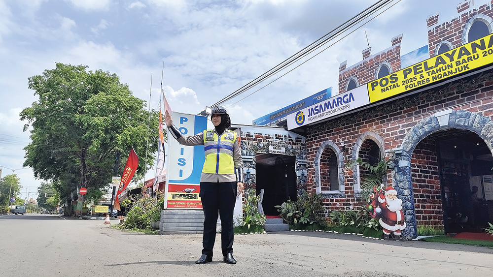 SIAGA 24 JAM: Petugas Satlantas Polres Nganjuk mengatur lalu lintas saat libur Nataru. Mereka tidak libur.