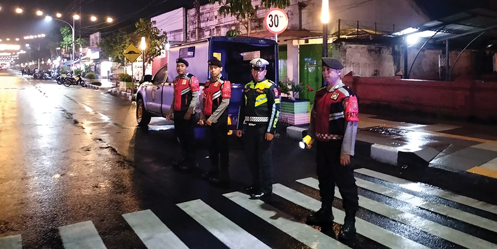 RAZIA MALAM HARI: Tim gabungan Polres Nganjuk saat razia malam di Jalan Ahmad Yani Nganjuk kemarin.