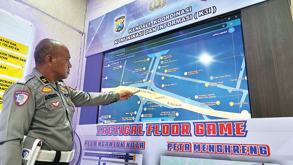 CEK LALIN: Petugas memantau titik kemacetan selama libur Nataru 2026 di Pos Pelayanan Pujahito.