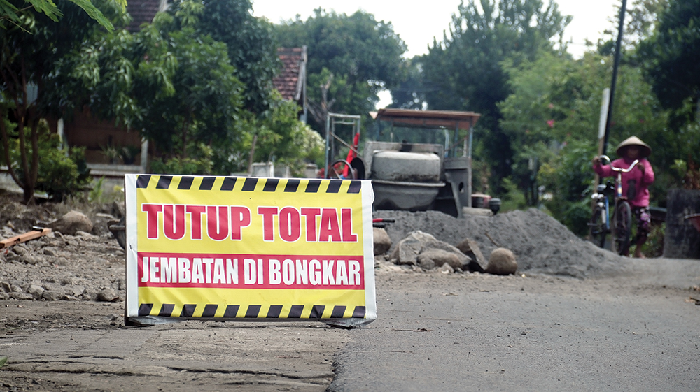 TAK SELESAI TEPAT WAKTU: Proyek jembatan di Desa Jintel, Kecamatan Rejoso tahun 2025 belum selesai pengerjaannya hingga kemarin. Dinas PUPR Kabupaten Nganjuk beri sanksi pada kontraktor.