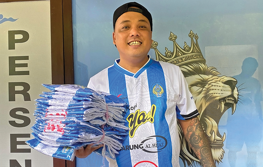 CARI DANA: Jersey Persenga dijual untuk memenuhi kebutuhan tim di babak 32 besar.