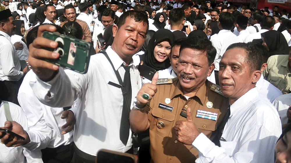 JADI ASN: PPPK paruh waktu foto bersama Bupati Marhaen setelah pelantikan. Mereka harus kerja 30 jam seminggu.