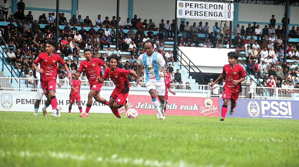 TAJAM: Striker Laskar Singo Barong Kristiyono melewati hadangan pemain Persepon Ponorogo sebelum mencetak gol kemarin. Sayang, Nganjuk Ladang FC kalah di laga perdana babak 32 besar.