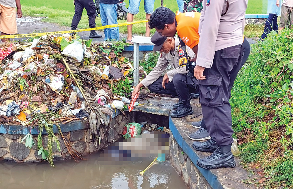 PRIA MISTERIUS: Petugas melakukan olah TKP di lokasi penemuan jenazah pria tanpa identitas kemarin pagi.