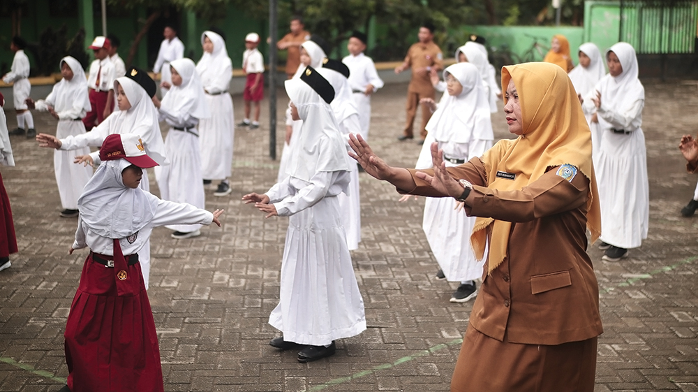 HARI PERTAMA MASUK SEKOLAH: Guru dan Siswa SDN 4 Kapas senam bersama sebelum mendengarkan lagu Hari Baru dan upacara bendera.