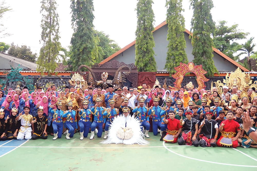 SEMARAK: Kang Marhaen foto bersama siswa dan guru Smasa di Dies Natalis ke-45 kemarin.
