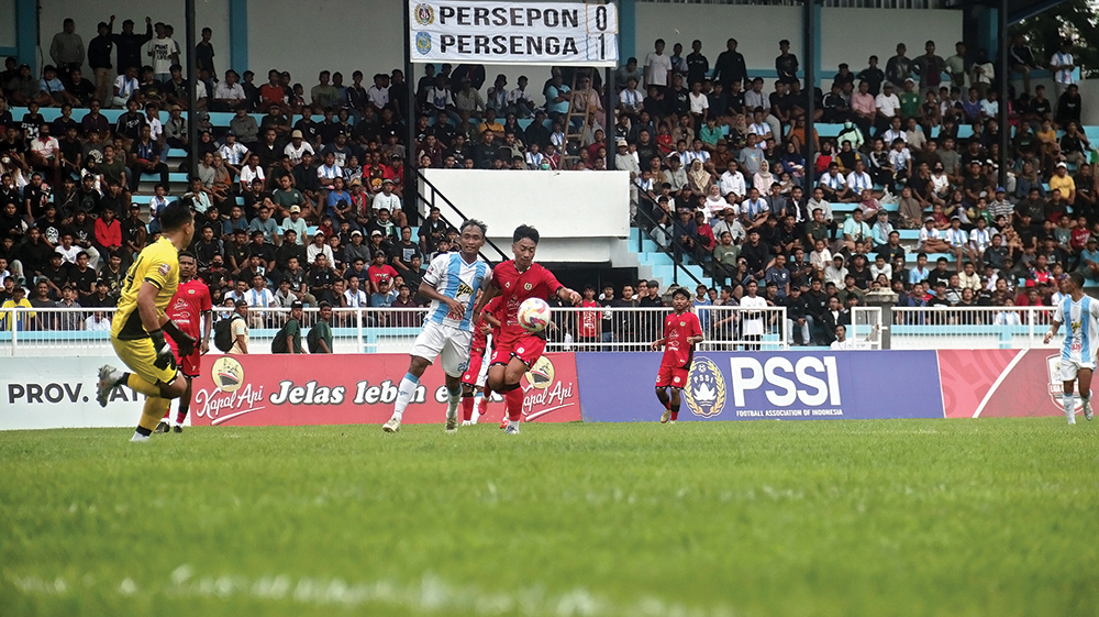 PELUANG EMAS: Pemain Persenga (kiri) saat menghadang pemain Persepon (5/1). Sore ini lawan Mojokerto Putra.