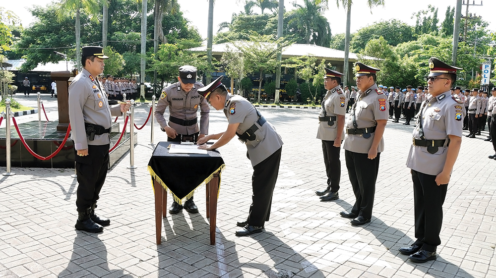 Gerbong mutasi kembali begerak di Polres Nganjuk. Sejumlah pejabat utama (PJU) resmi berganti posisi dalam serah terima jabatan yang dipimpin Kapolres Nganjuk AKBP Henri Noveri Santoso.
